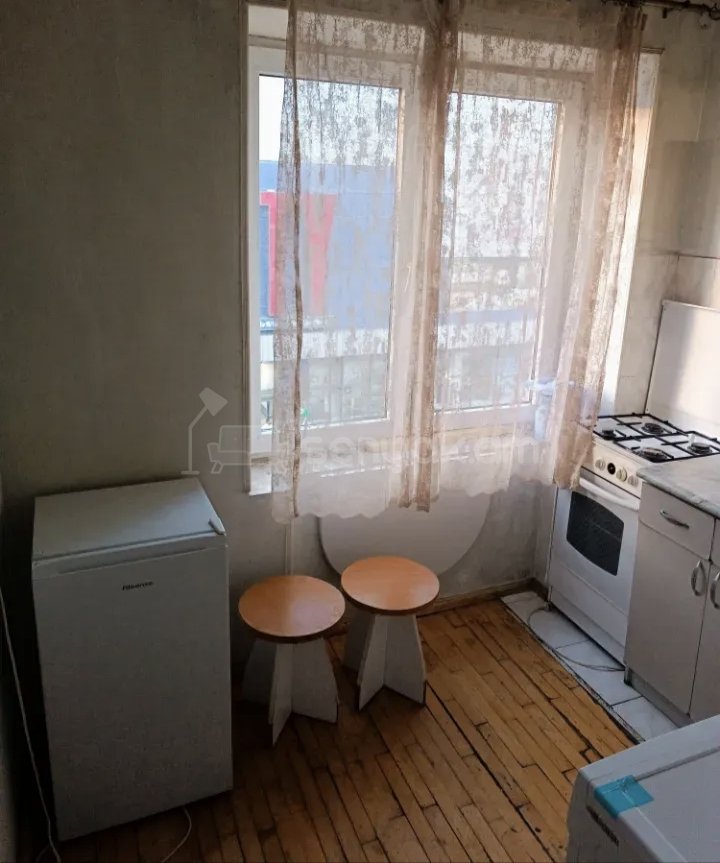 1 Սենյականոց Բնակարան Քարե Շենքում, 40քմ, 3/5 հարկ, Նորմալ Վիճակում, Կահավորված