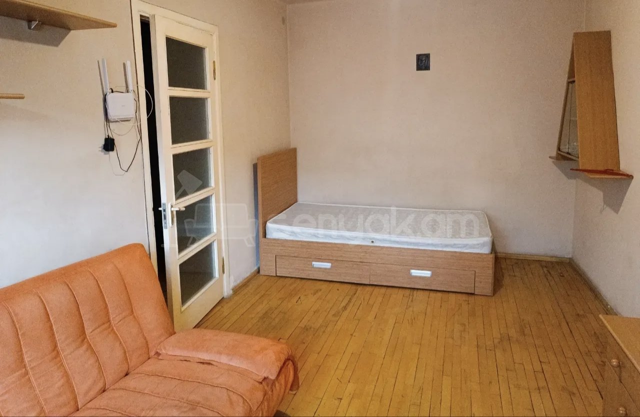 1 Սենյականոց Բնակարան Քարե Շենքում, 40քմ, 3/5 հարկ, Նորմալ Վիճակում, Կահավորված