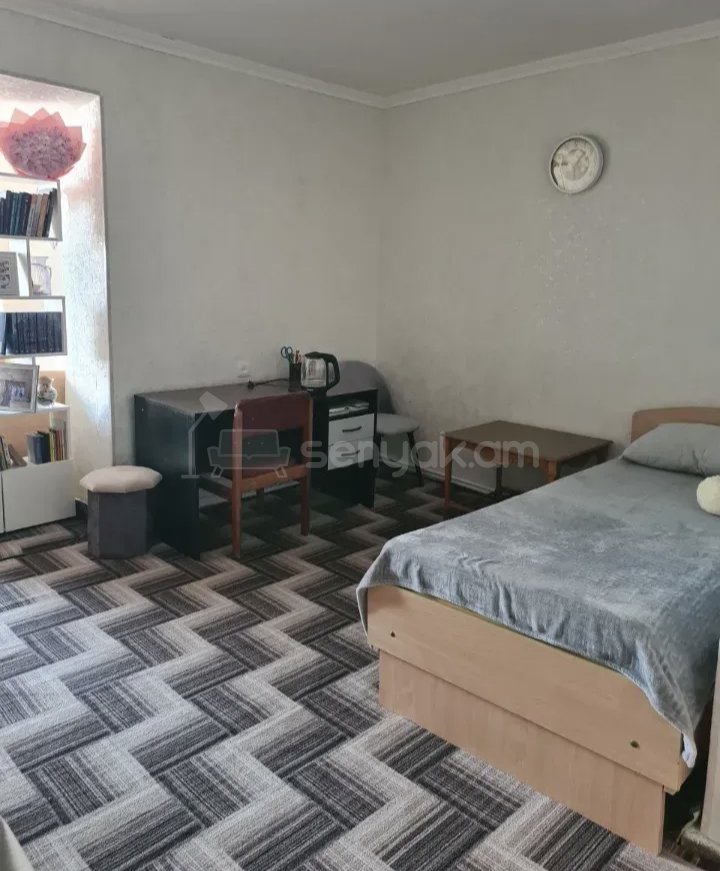 1 Սենյականոց Բնակարան Քարե Շենքում, 40քմ, 3/5 հարկ, Նորմալ Վիճակում, Կահավորված