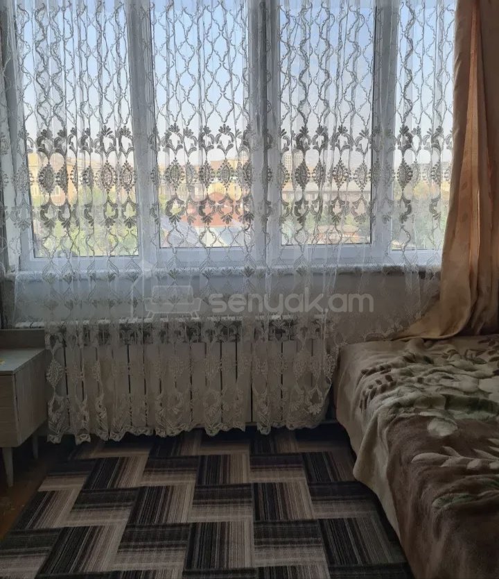 1 Սենյականոց Բնակարան Քարե Շենքում, 40քմ, 3/5 հարկ, Նորմալ Վիճակում, Կահավորված