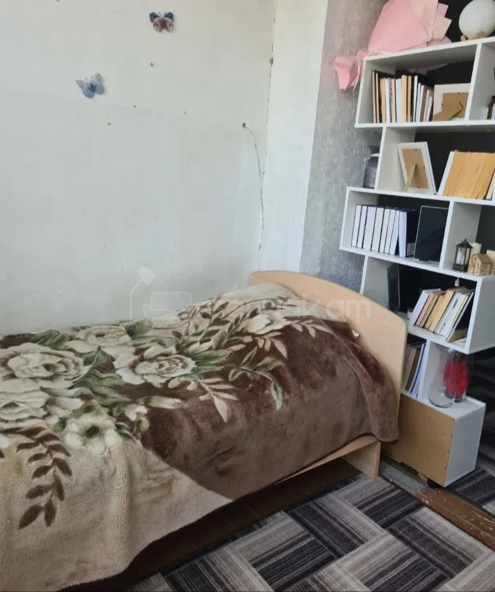 1 Սենյականոց Բնակարան Քարե Շենքում, 40քմ, 3/5 հարկ, Նորմալ Վիճակում, Կահավորված