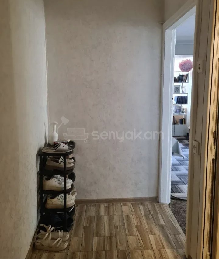 1 Սենյականոց Բնակարան Քարե Շենքում, 40քմ, 3/5 հարկ, Նորմալ Վիճակում, Կահավորված