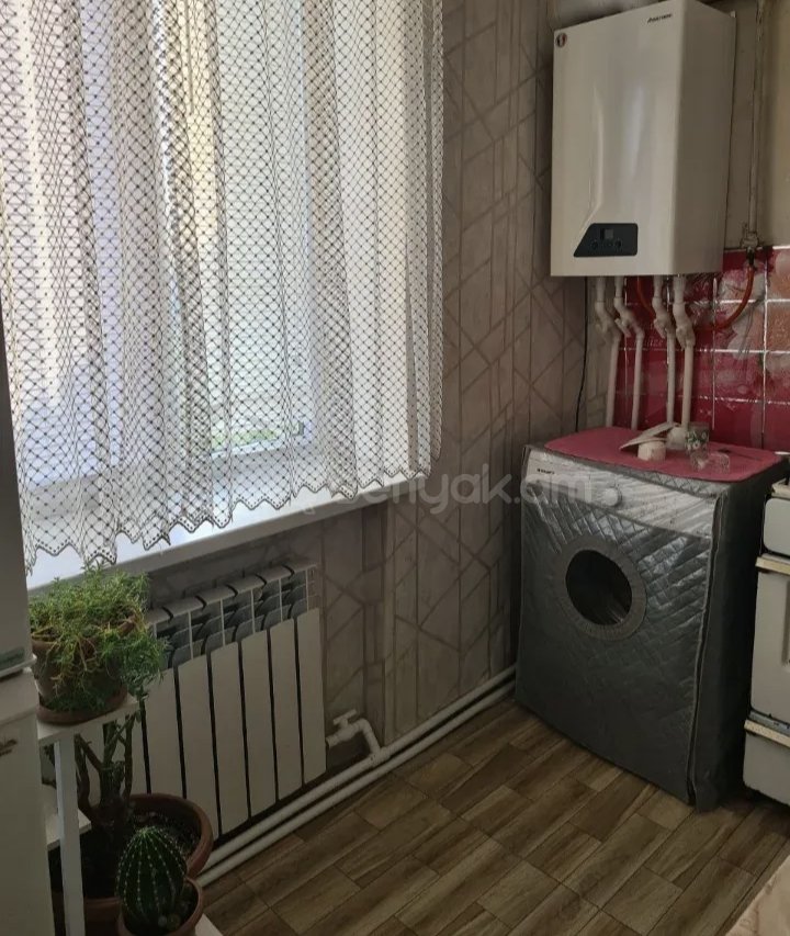 1 Սենյականոց Բնակարան Քարե Շենքում, 40քմ, 3/5 հարկ, Նորմալ Վիճակում, Կահավորված