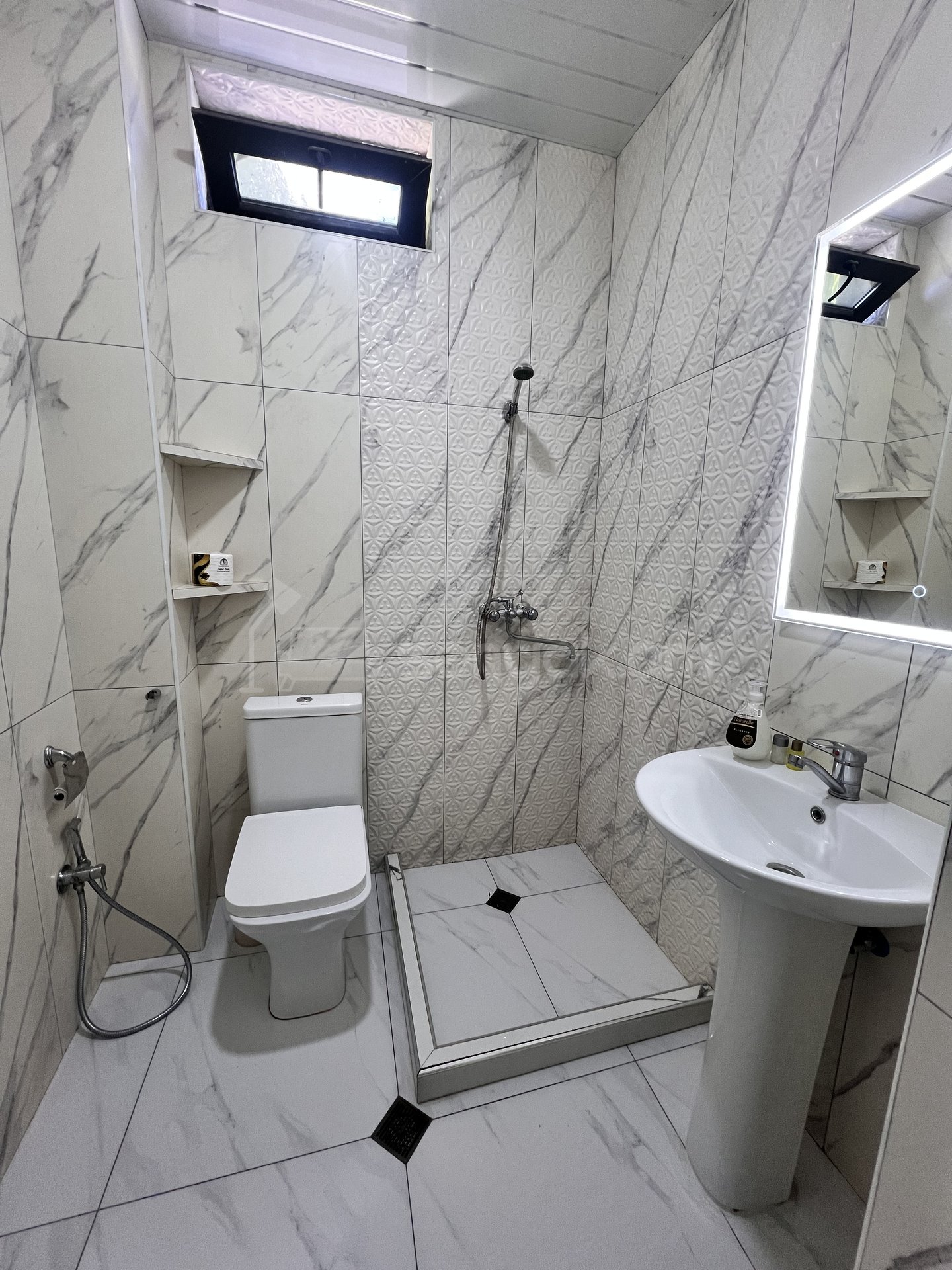 3 Սենյականոց Ամառանոց, 200քմ, Կահավորված, Լողավազանով, Ավտոտնակով