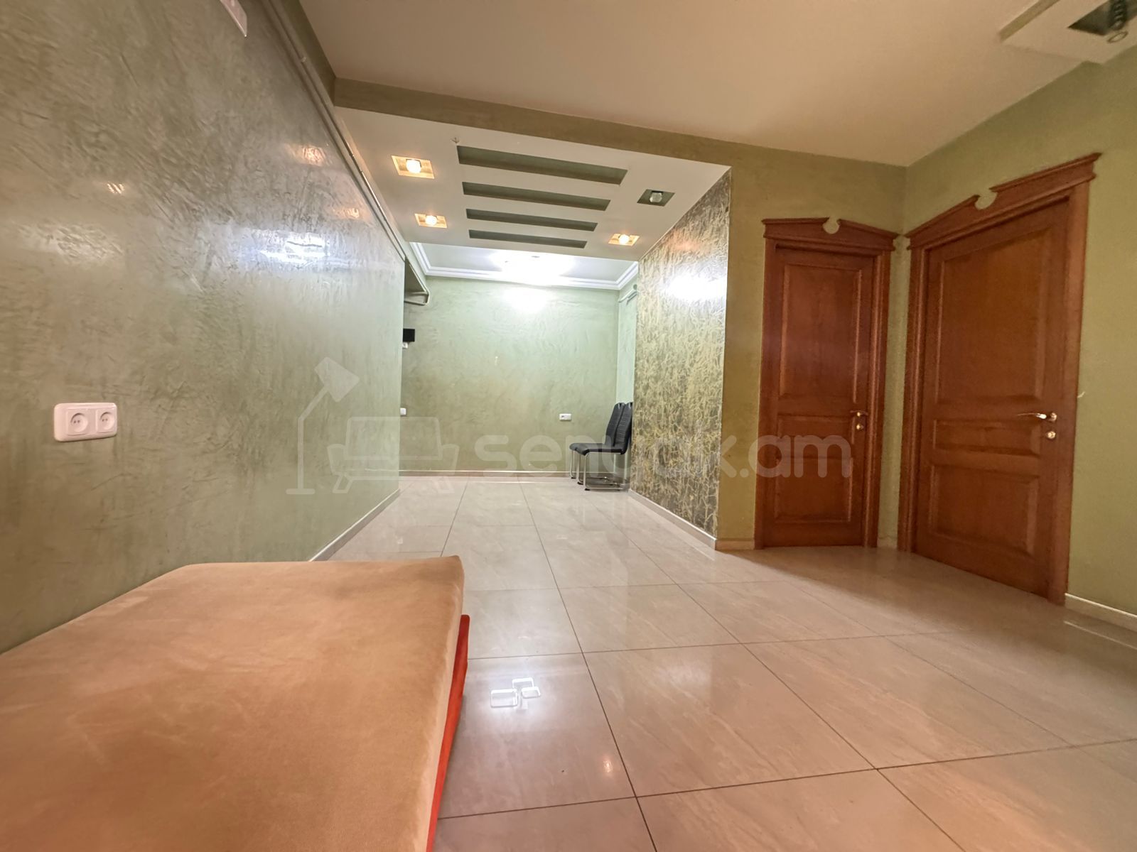 4 Սենյականոց Բնակարան Քարե Շենքում, 160քմ, 2/5 հարկ, Կապիտալ Վերանորոգված, Կահավորված, Արևկող