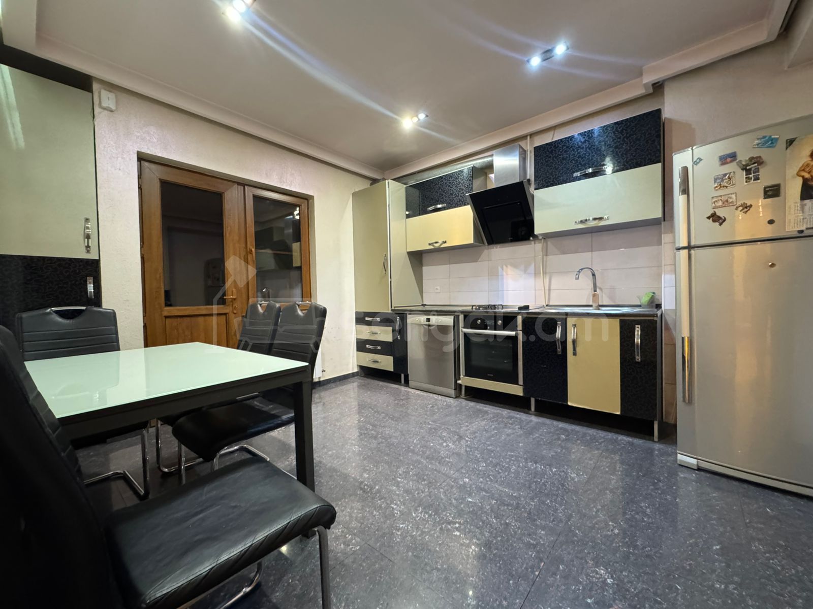 4 Սենյականոց Բնակարան Քարե Շենքում, 160քմ, 2/5 հարկ, Կապիտալ Վերանորոգված, Կահավորված, Արևկող