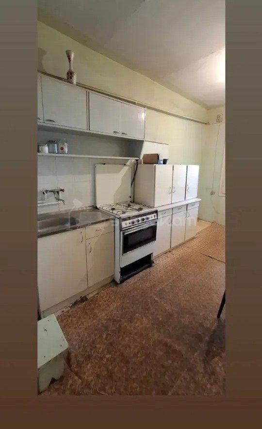 3 Սենյականոց Բնակարան Քարե Շենքում, 75քմ, 1/5 հարկ, Պետական Վիճակում