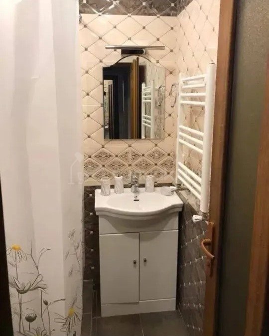 3 Սենյականոց Բնակարան Քարե Շենքում, 55քմ, 3/5 հարկ, Պետական Վիճակում