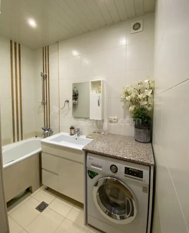 4 Սենյականոց Բնակարան Քարե Շենքում, 95քմ, 5/5 հարկ, Դիզայներական Վերանորոգված, Կահավորված, Արևկող