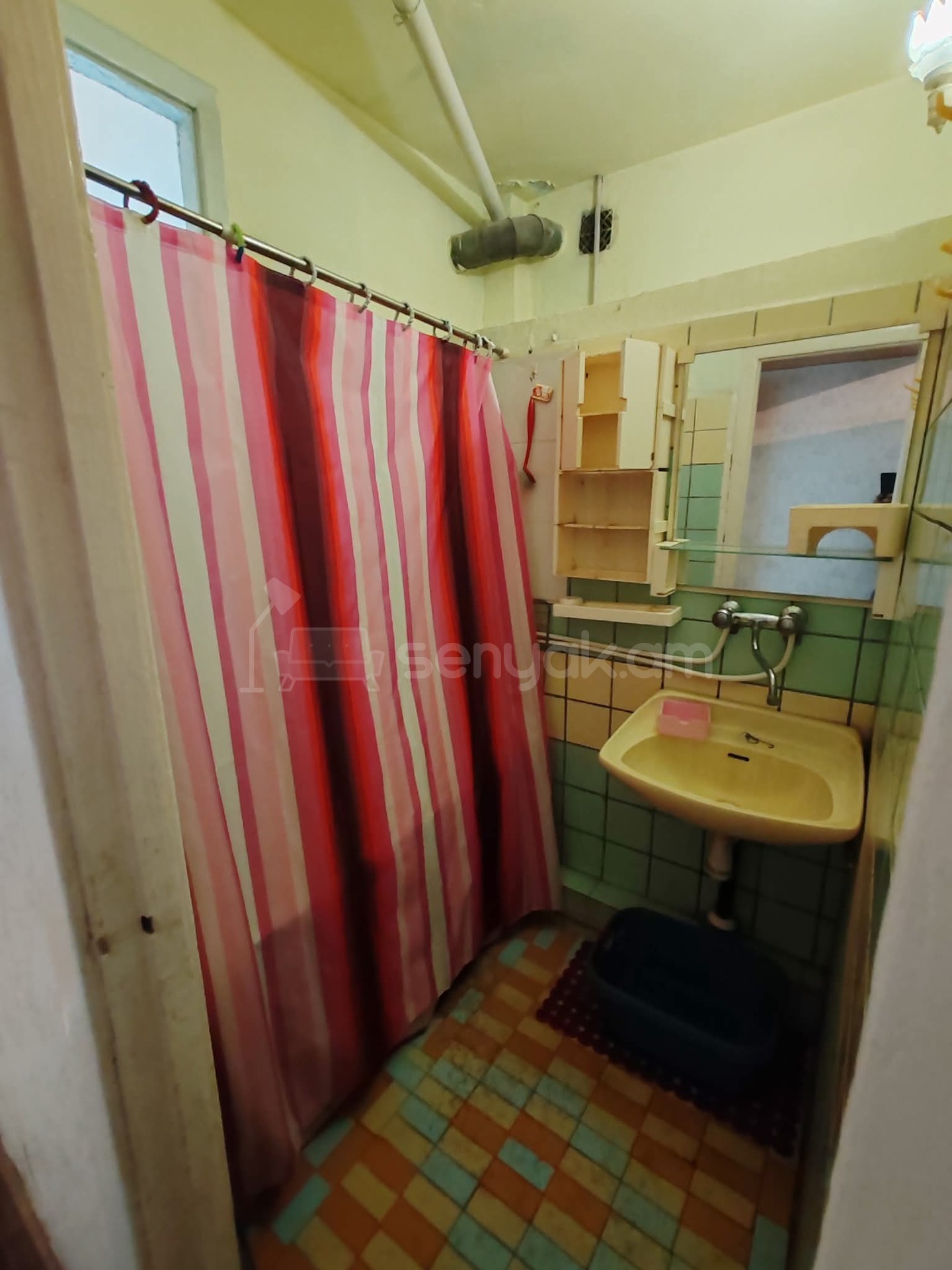 3 Սենյականոց Բնակարան Քարե Շենքում, 80քմ, 4/5 հարկ, Նորմալ Վիճակում, Կահավորված