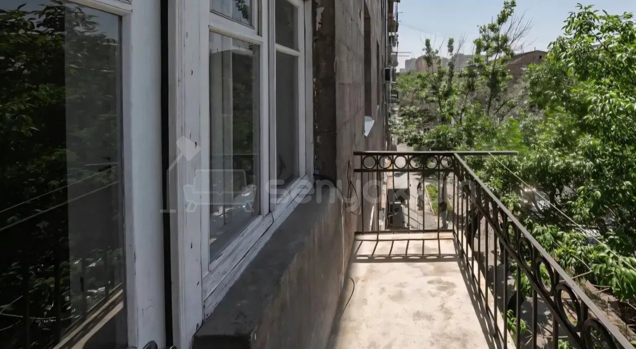 1 Սենյականոց Բնակարան Քարե Շենքում, 39քմ, 3/5 հարկ, Պետական Վիճակում