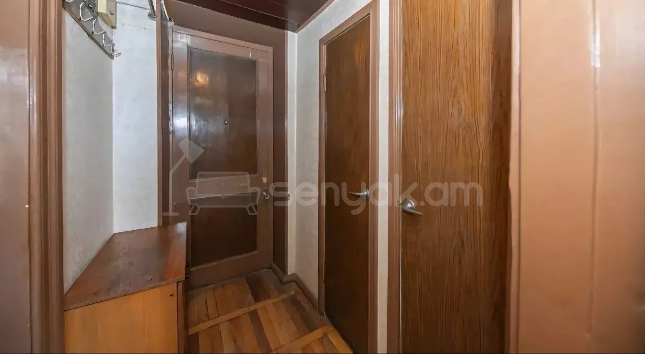 1 Սենյականոց Բնակարան Քարե Շենքում, 39քմ, 3/5 հարկ, Պետական Վիճակում