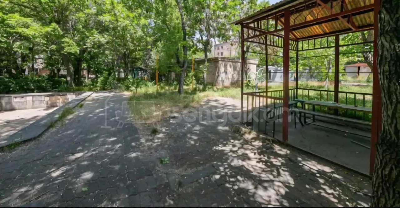 1 Սենյականոց Բնակարան Քարե Շենքում, 39քմ, 3/5 հարկ, Պետական Վիճակում