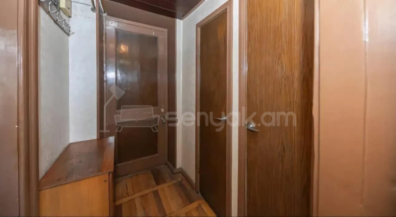 1 Սենյականոց Բնակարան Քարե Շենքում, 39քմ, 3/5 հարկ, Պետական Վիճակում