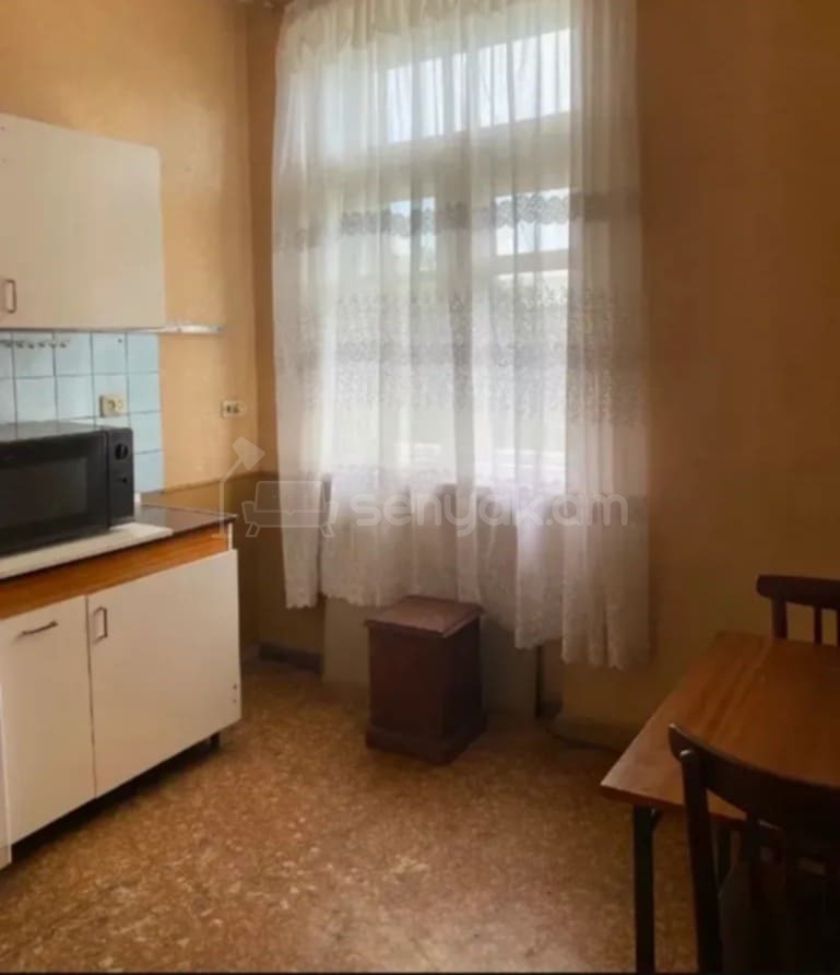 1 Սենյականոց Բնակարան Քարե Շենքում, 39քմ, 3/5 հարկ, Պետական Վիճակում