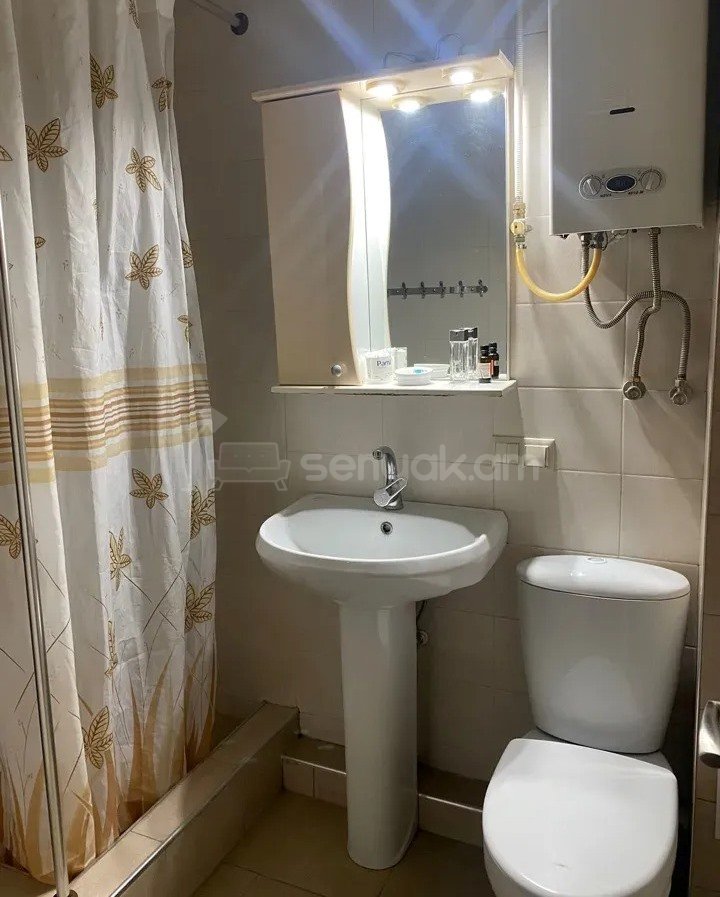 3 Սենյականոց Բնակարան Քարե Շենքում, 90քմ, 1/5 հարկ, Կապիտալ Վերանորոգված