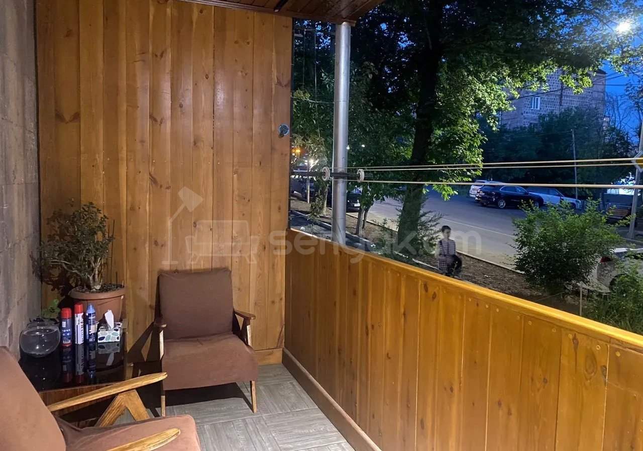 3 Սենյականոց Բնակարան Քարե Շենքում, 90քմ, 1/5 հարկ, Կապիտալ Վերանորոգված