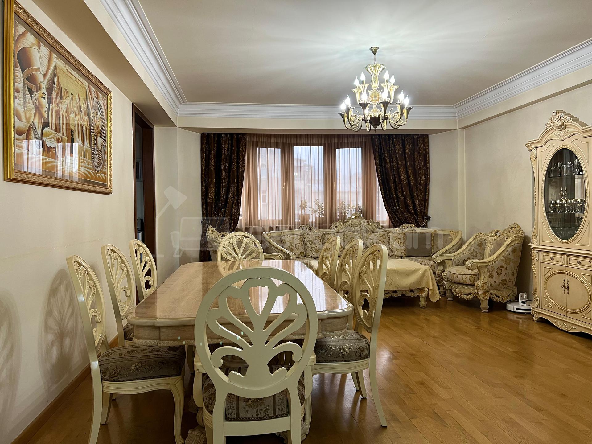 4 Սենյականոց Բնակարան, 200քմ, 3/10 հարկ, Դիզայներական Վերանորոգված, Կահավորված, Արևկող