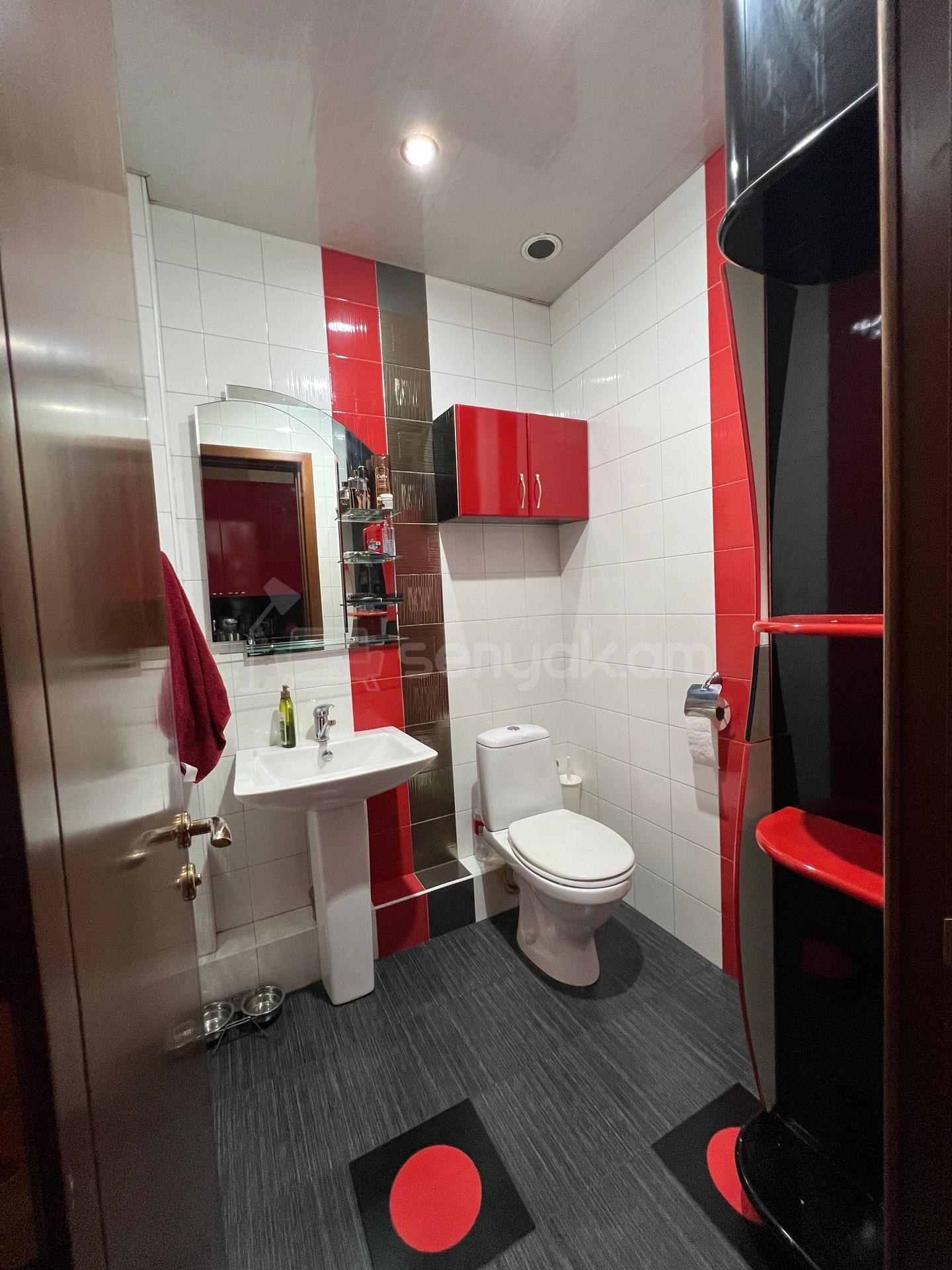 4 Սենյականոց Բնակարան, 200քմ, 3/10 հարկ, Դիզայներական Վերանորոգված, Կահավորված, Արևկող