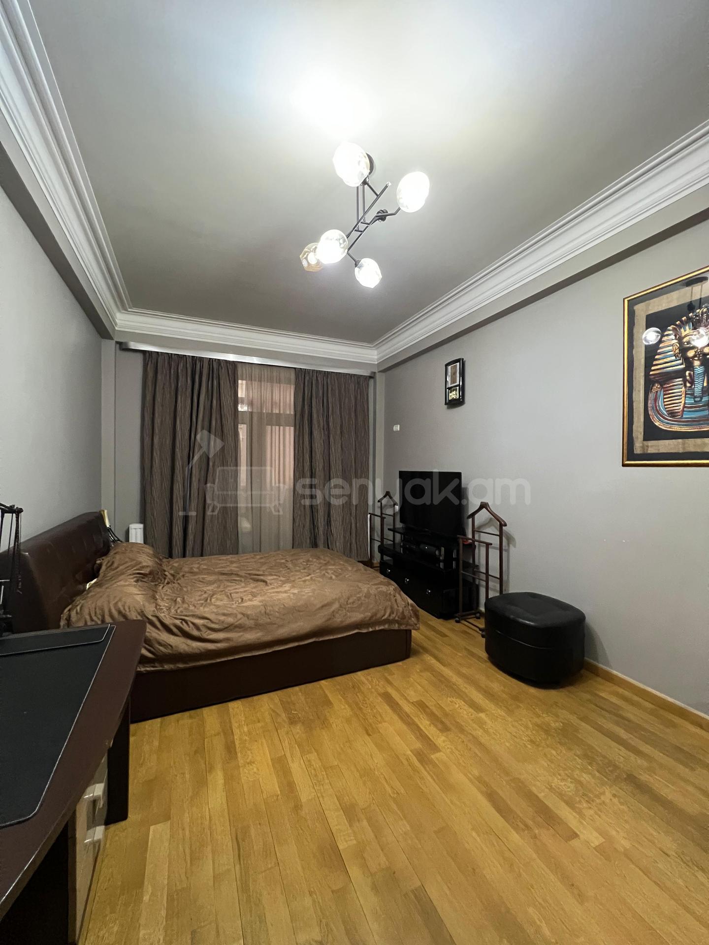 4 Սենյականոց Բնակարան, 200քմ, 3/10 հարկ, Դիզայներական Վերանորոգված, Կահավորված, Արևկող