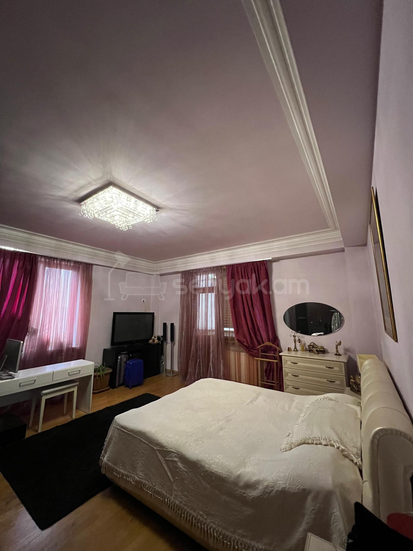 4 Սենյականոց Բնակարան, 200քմ, 3/10 հարկ, Դիզայներական Վերանորոգված, Կահավորված, Արևկող