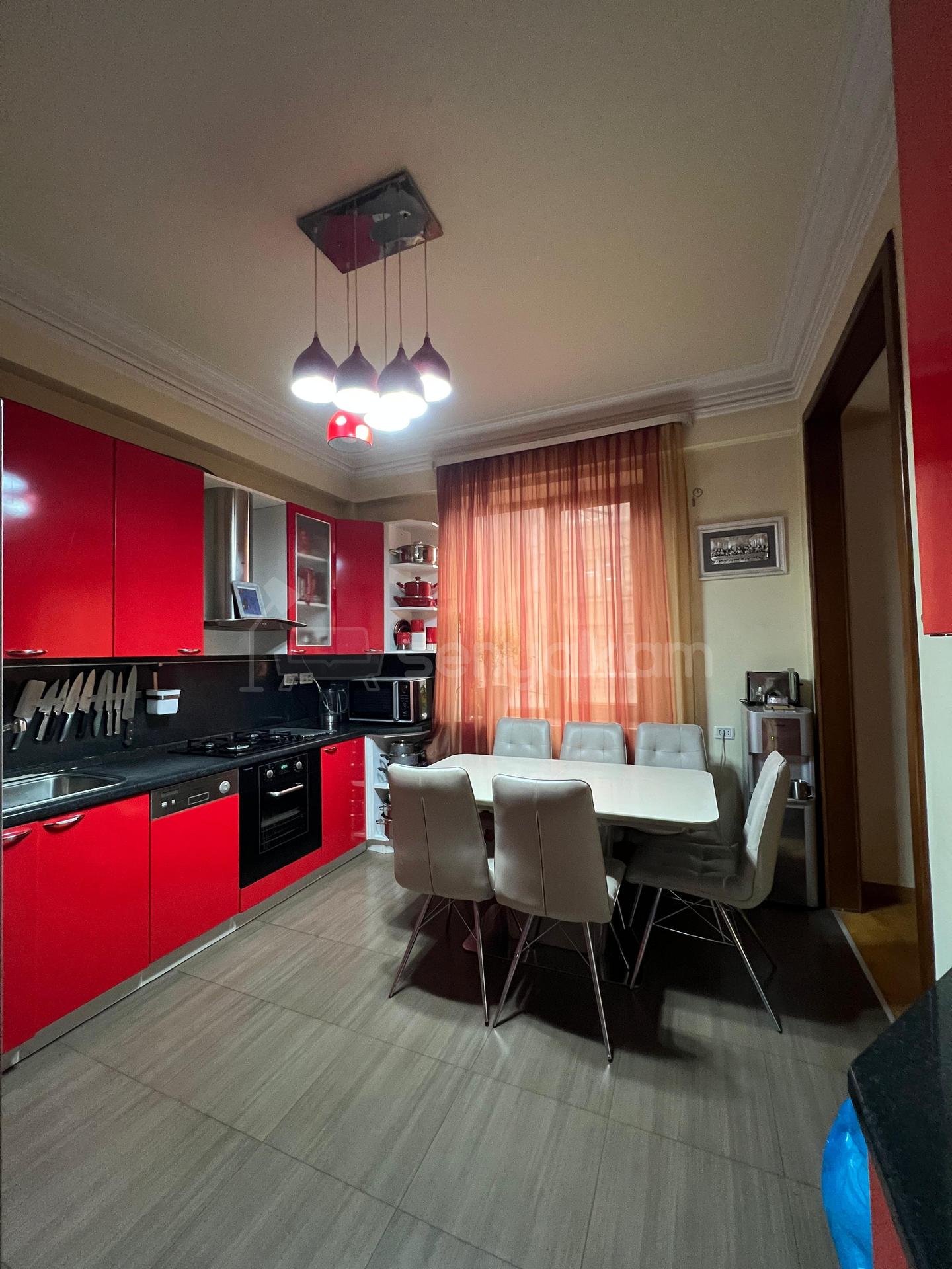 4 Սենյականոց Բնակարան, 200քմ, 3/10 հարկ, Դիզայներական Վերանորոգված, Կահավորված, Արևկող