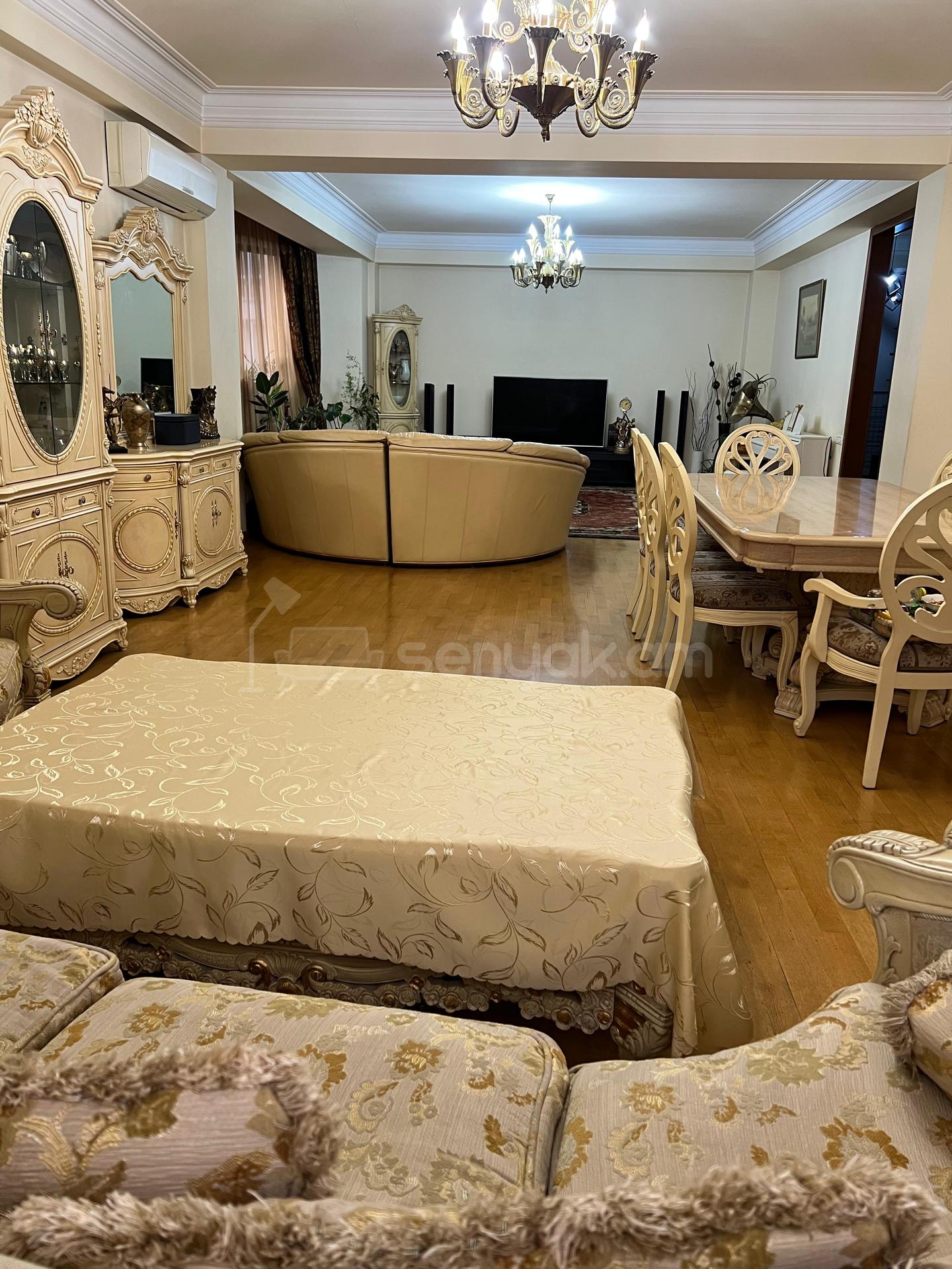 4 Սենյականոց Բնակարան, 200քմ, 3/10 հարկ, Դիզայներական Վերանորոգված, Կահավորված, Արևկող