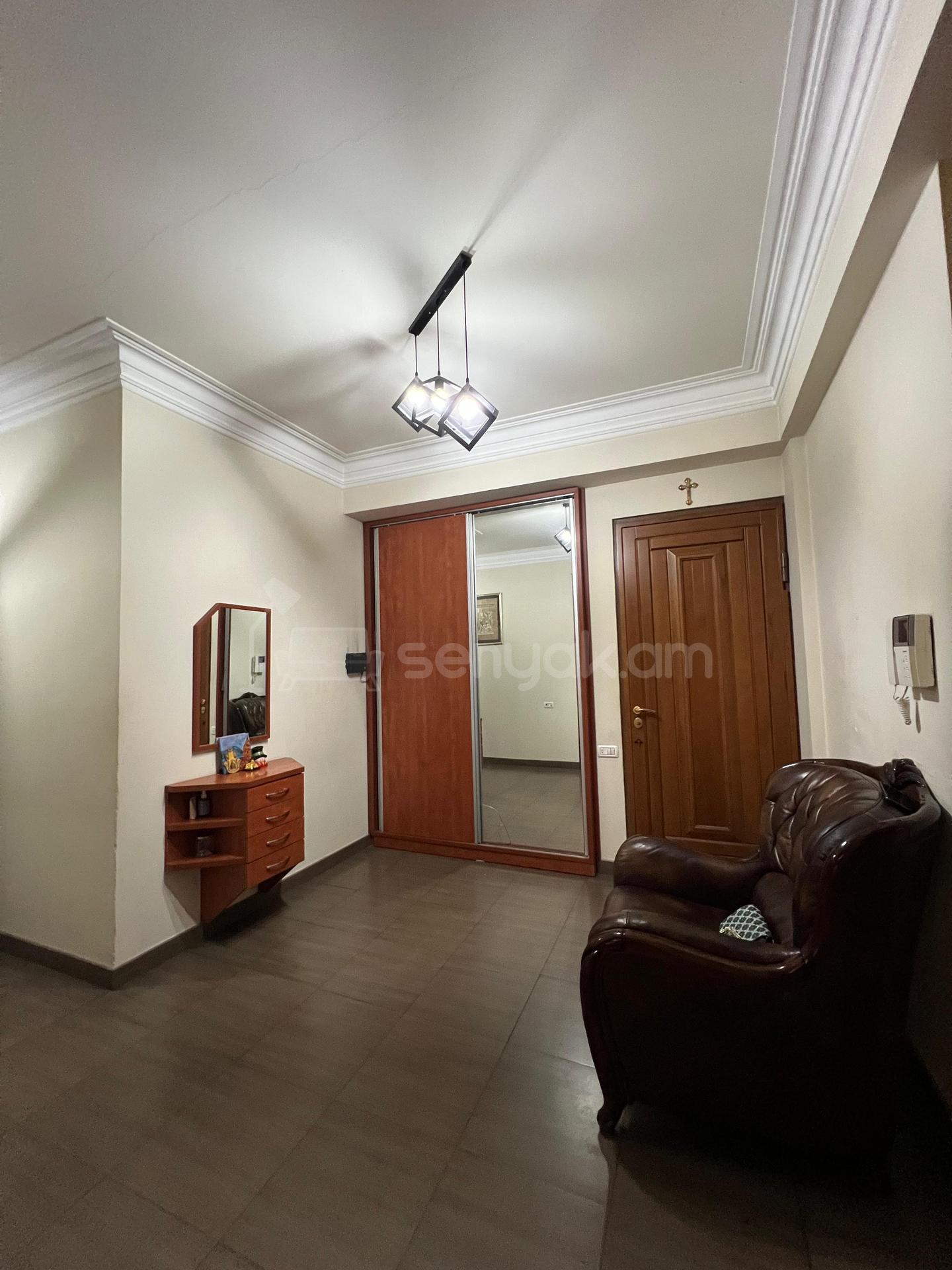 4 Սենյականոց Բնակարան, 200քմ, 3/10 հարկ, Դիզայներական Վերանորոգված, Կահավորված, Արևկող