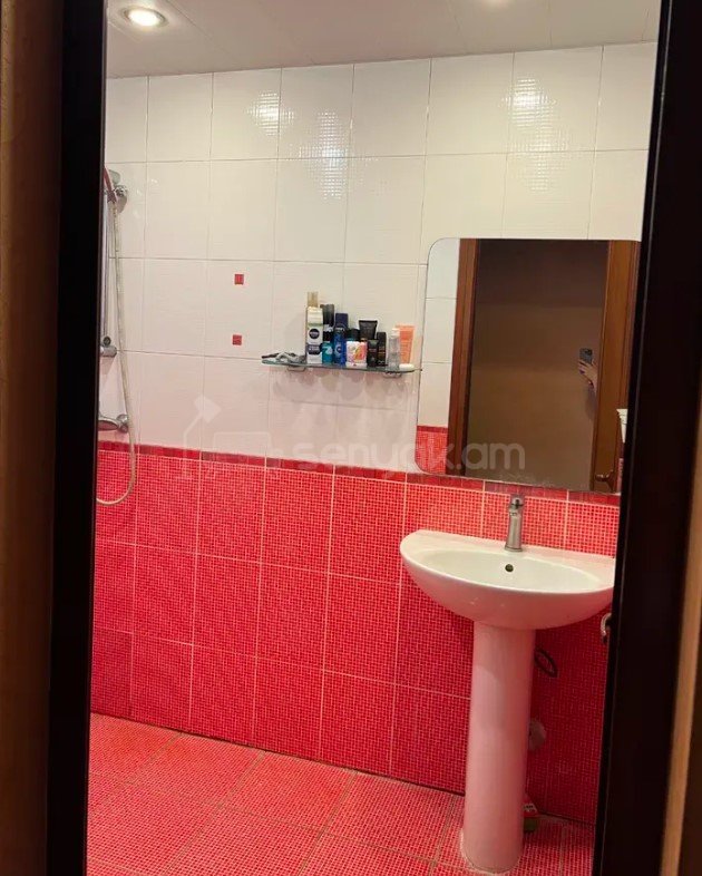 3 Սենյականոց Բնակարան Քարե Շենքում, 80քմ, 5/5 հարկ, Կապիտալ Վերանորոգված, Կահավորված