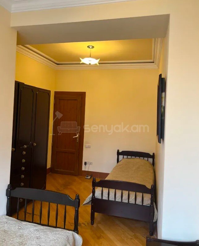 3 Սենյականոց Բնակարան Քարե Շենքում, 80քմ, 5/5 հարկ, Կապիտալ Վերանորոգված, Կահավորված