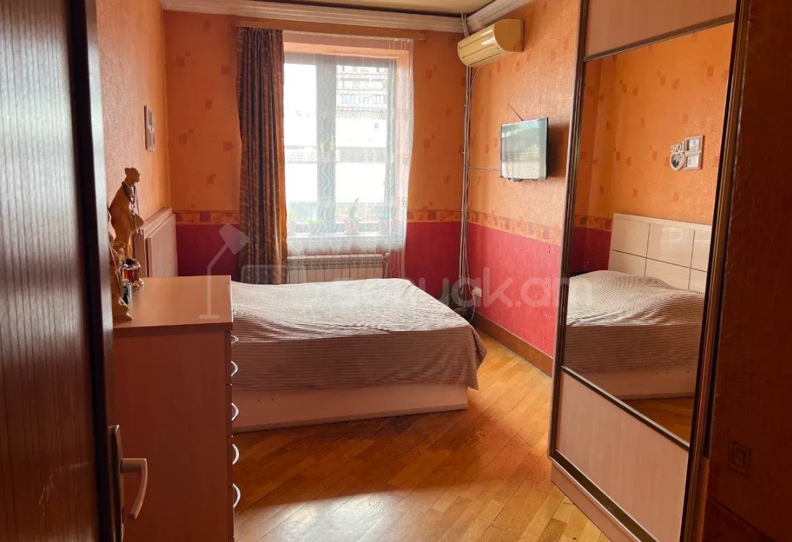 3 Սենյականոց Բնակարան Քարե Շենքում, 80քմ, 5/5 հարկ, Կապիտալ Վերանորոգված, Կահավորված