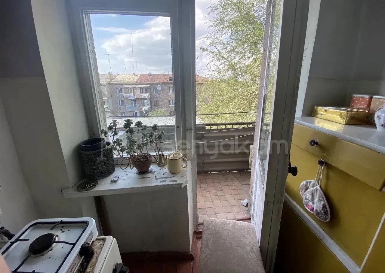 2 Սենյականոց Բնակարան Քարե Շենքում, 57քմ, 2/5 հարկ, Պետական Վիճակում