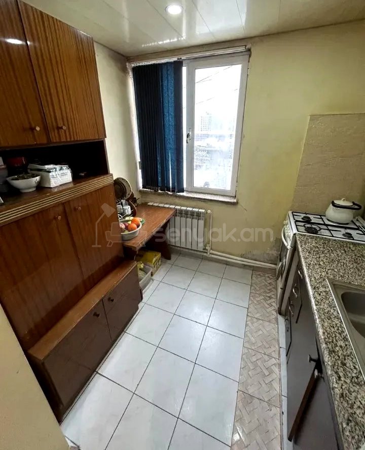 5 Սենյականոց Բնակարան Քարե Շենքում, 100քմ, 4/5 հարկ, Կոսմետիկ Վերանորոգված