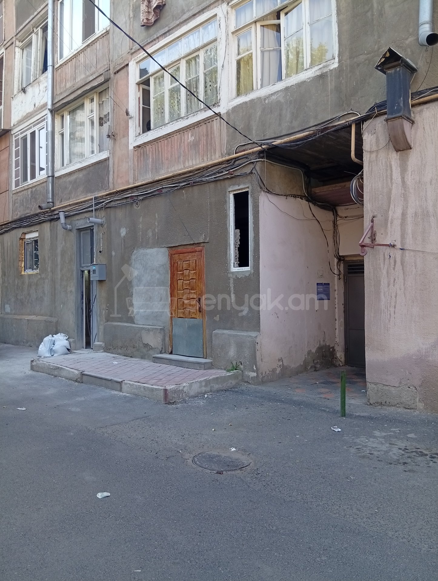 1 Սենյականոց Բնակարան Քարե Շենքում, 30քմ, 1/5 հարկ, Զրոյական Վիճակում