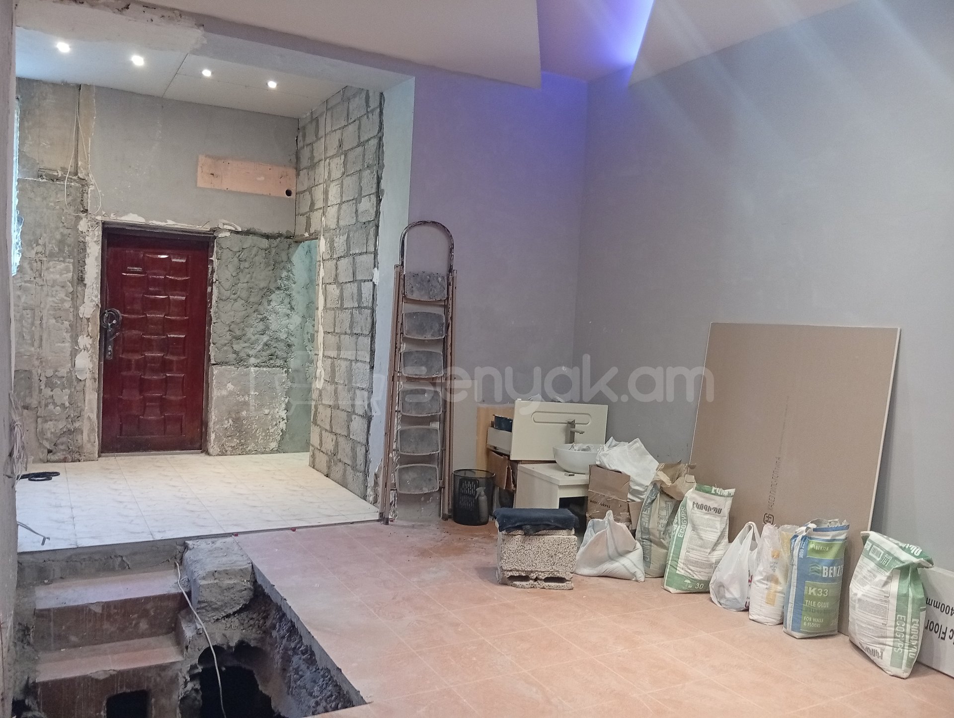 1 Սենյականոց Բնակարան Քարե Շենքում, 30քմ, 1/5 հարկ, Զրոյական Վիճակում