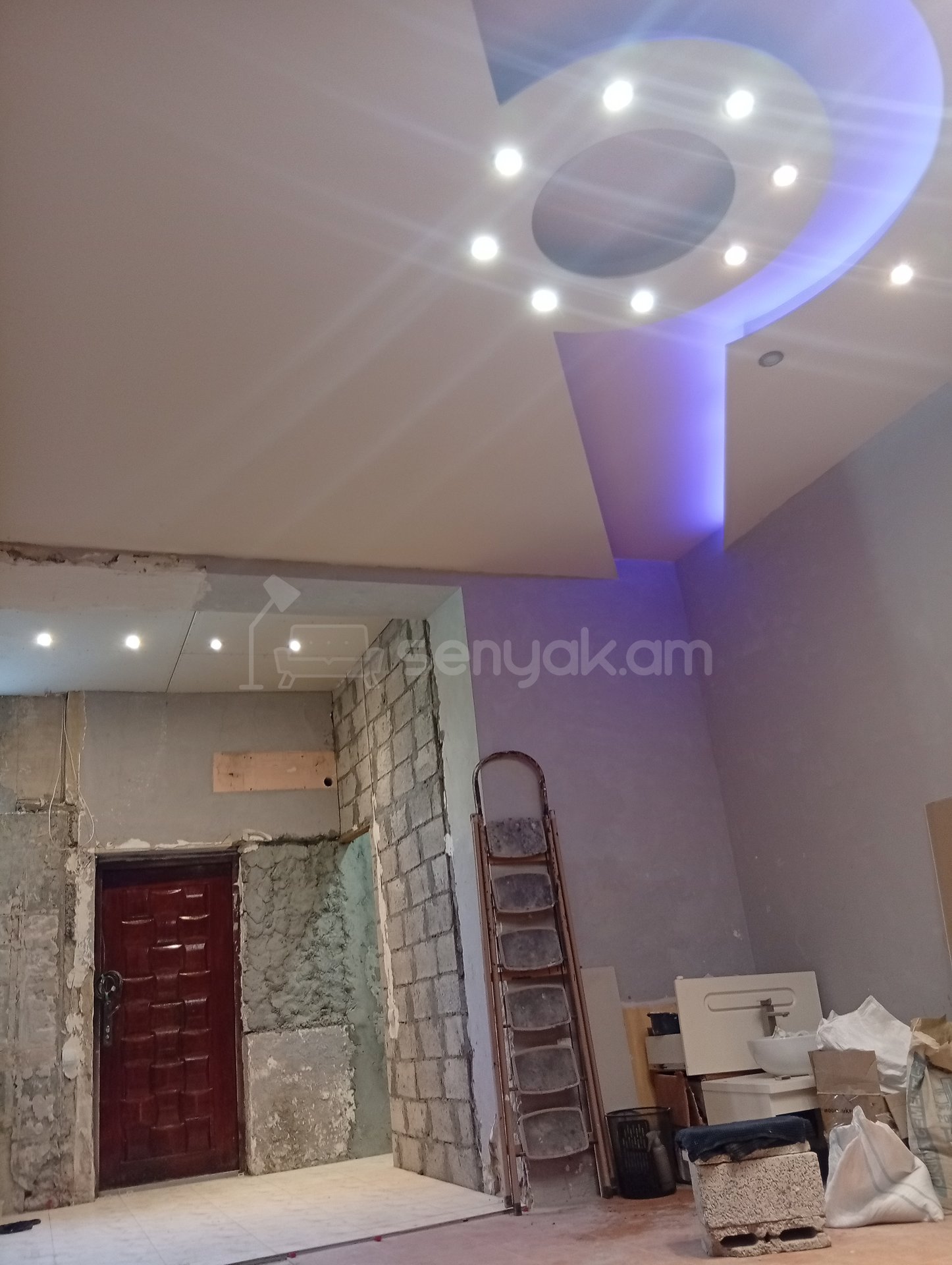 1 Սենյականոց Բնակարան Քարե Շենքում, 30քմ, 1/5 հարկ, Զրոյական Վիճակում