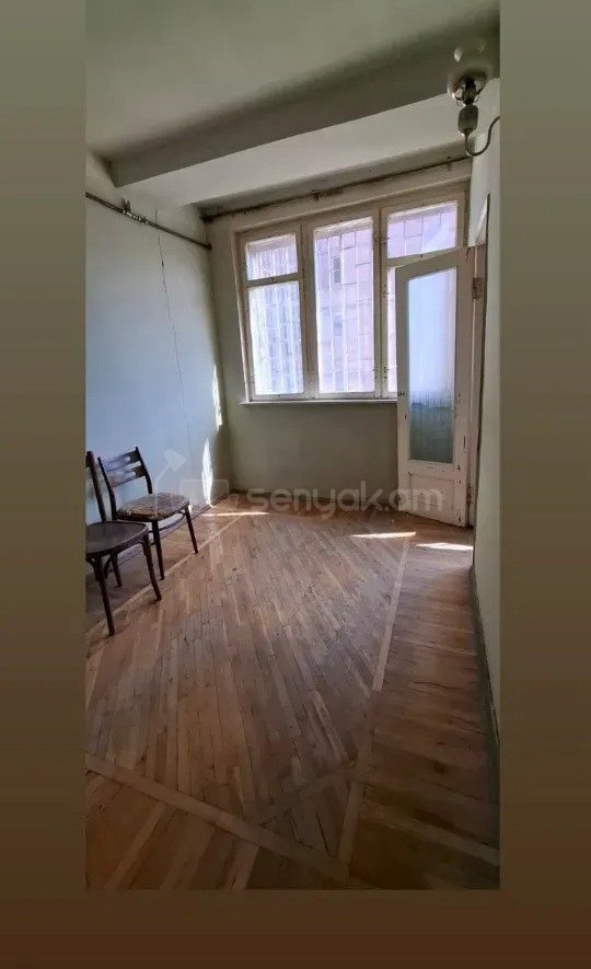 3 Սենյականոց Բնակարան Քարե Շենքում, 75քմ, 1/5 հարկ, Պետական Վիճակում