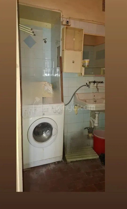 3 Սենյականոց Բնակարան Քարե Շենքում, 75քմ, 1/5 հարկ, Պետական Վիճակում