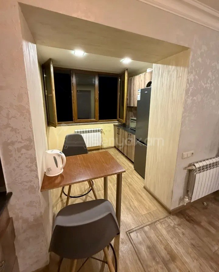 3 Սենյականոց Բնակարան Քարե Շենքում, 55քմ, 3/5 հարկ, Նորմալ Վիճակում