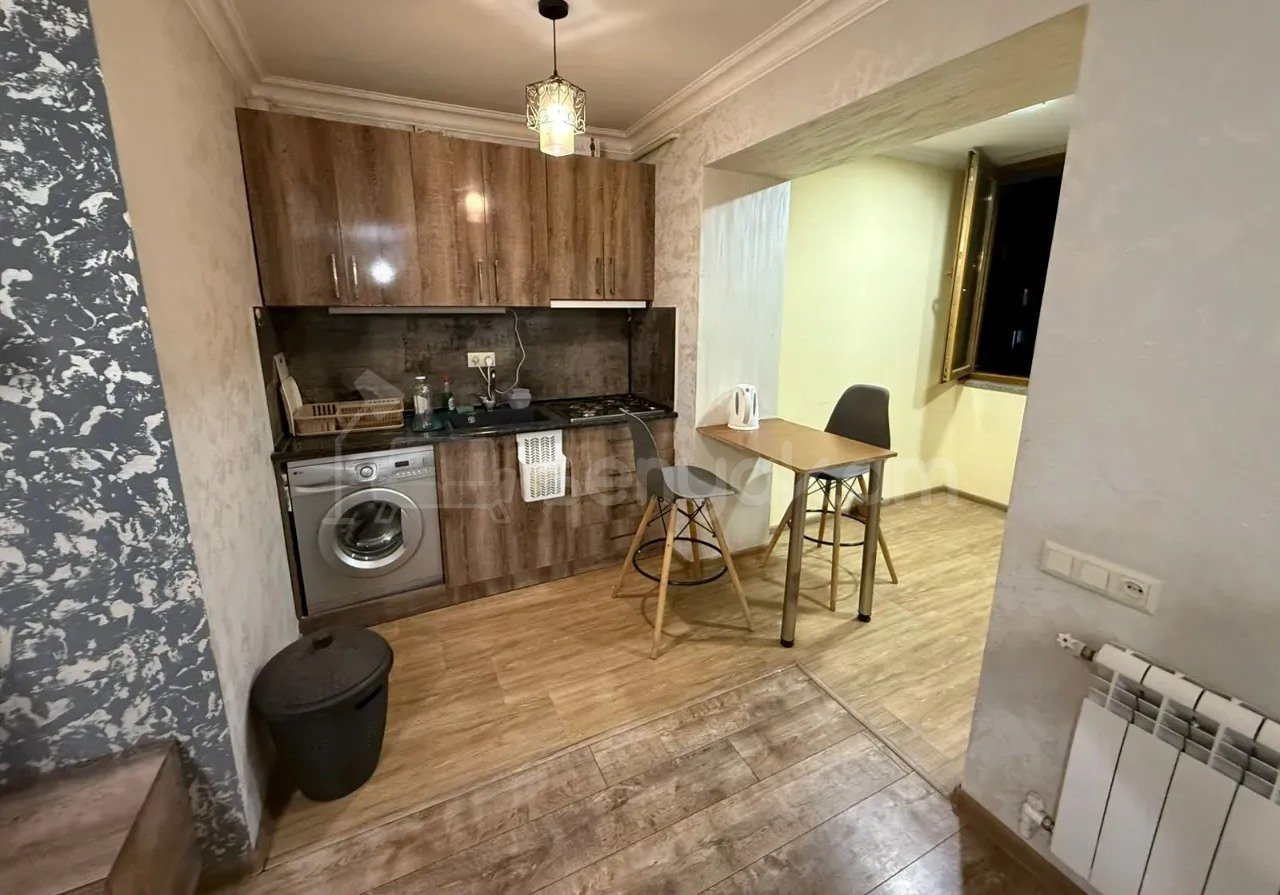 3 Սենյականոց Բնակարան Քարե Շենքում, 55քմ, 3/5 հարկ, Նորմալ Վիճակում