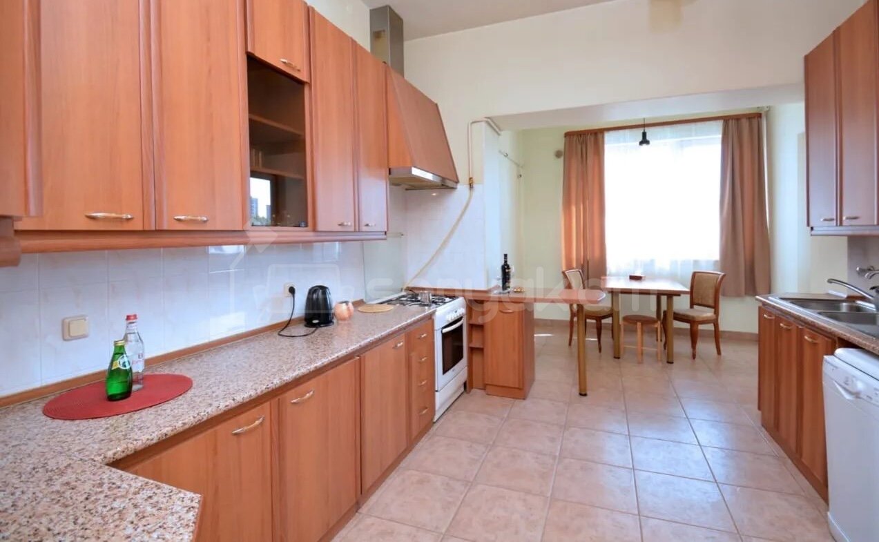 4 Սենյականոց Բնակարան Քարե Շենքում, 241քմ, 4/4 հարկ, Կապիտալ Վերանորոգված