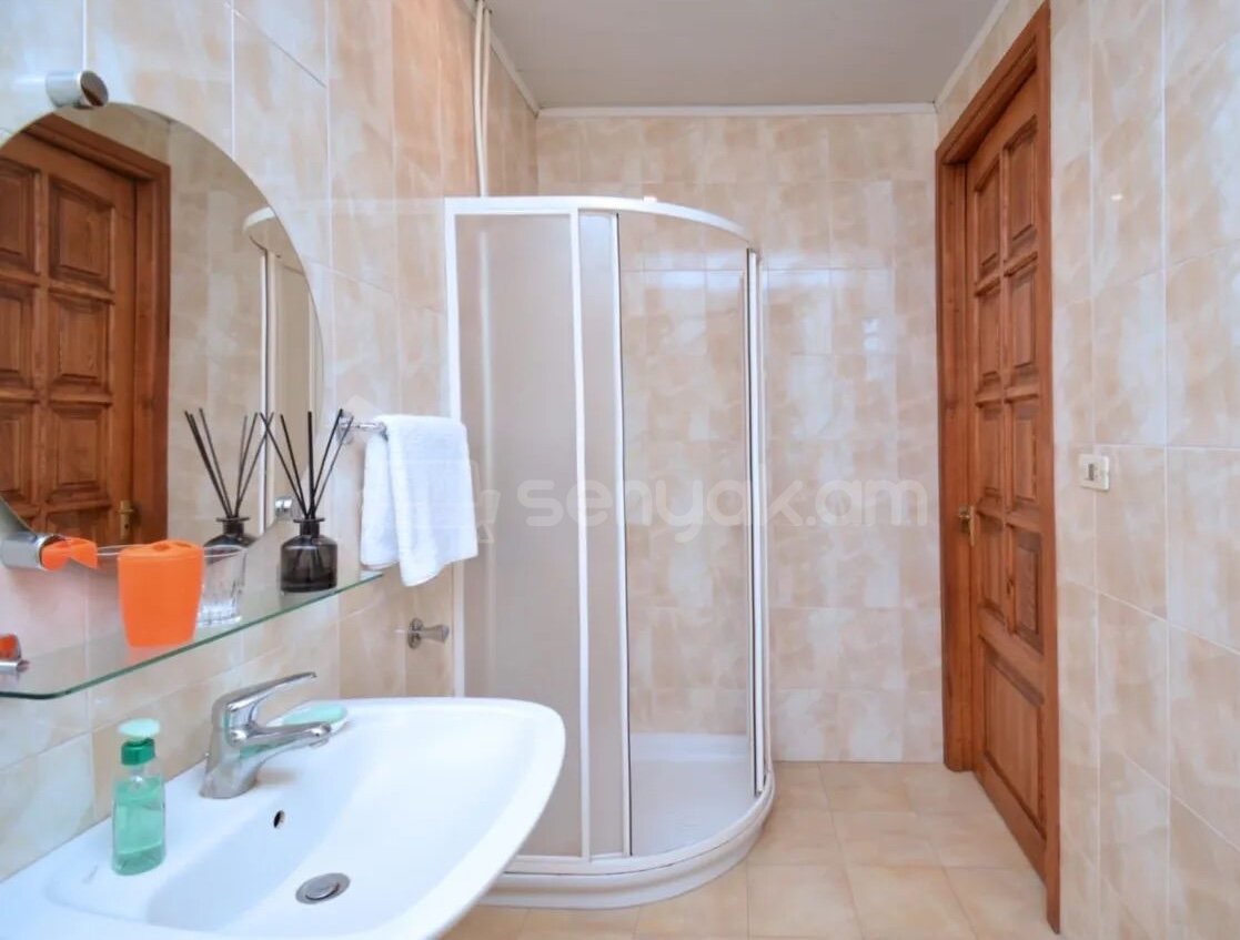 4 Սենյականոց Բնակարան Քարե Շենքում, 241քմ, 4/4 հարկ, Կապիտալ Վերանորոգված