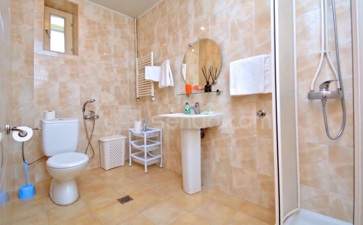 4 Սենյականոց Բնակարան Քարե Շենքում, 241քմ, 4/4 հարկ, Կապիտալ Վերանորոգված