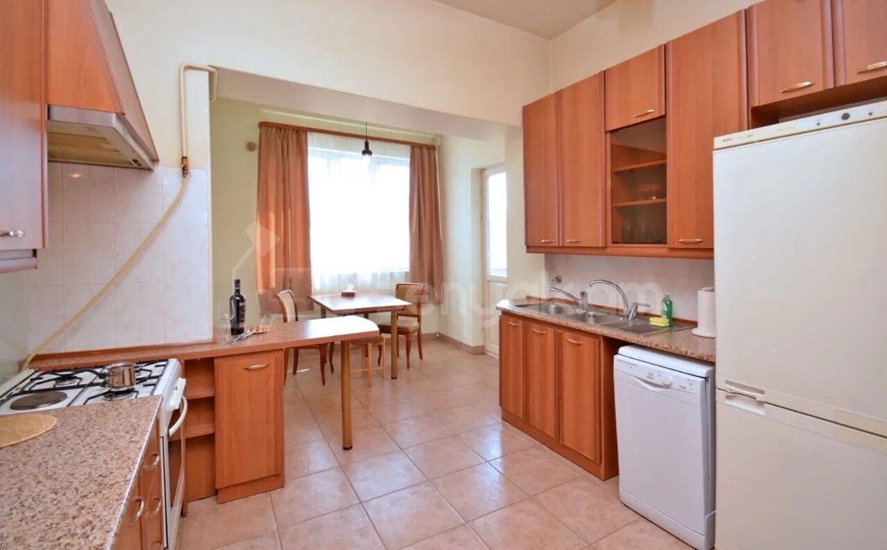 4 Սենյականոց Բնակարան Քարե Շենքում, 241քմ, 4/4 հարկ, Կապիտալ Վերանորոգված