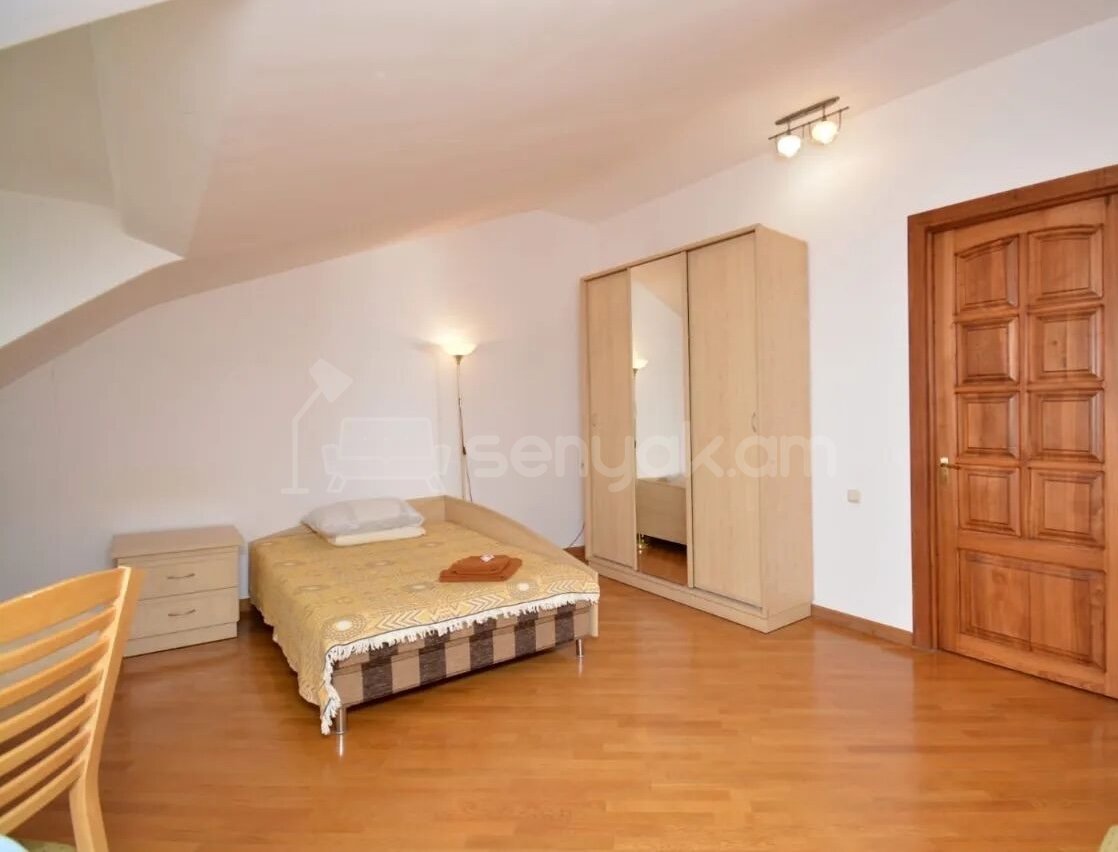 4 Սենյականոց Բնակարան Քարե Շենքում, 241քմ, 4/4 հարկ, Կապիտալ Վերանորոգված