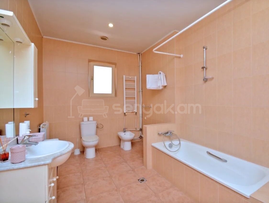 4 Սենյականոց Բնակարան Քարե Շենքում, 241քմ, 4/4 հարկ, Կապիտալ Վերանորոգված