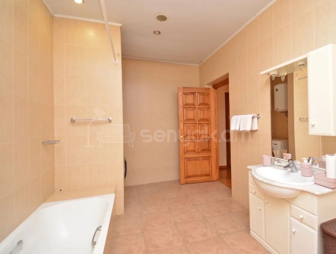 4 Սենյականոց Բնակարան Քարե Շենքում, 241քմ, 4/4 հարկ, Կապիտալ Վերանորոգված