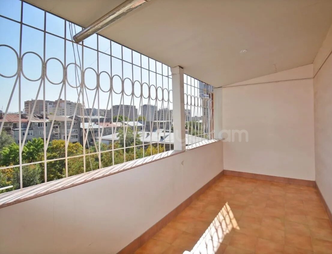 4 Սենյականոց Բնակարան Քարե Շենքում, 241քմ, 4/4 հարկ, Կապիտալ Վերանորոգված