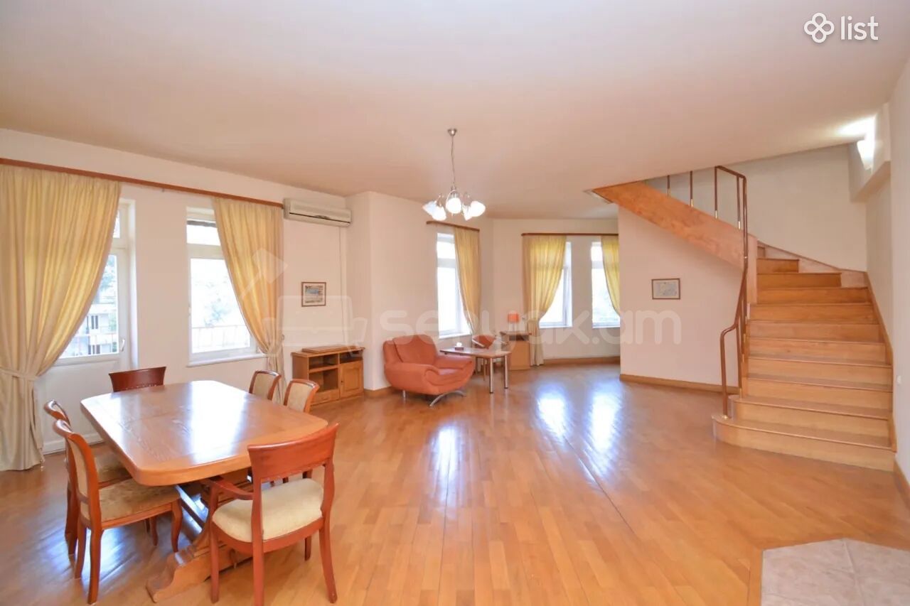 4 Սենյականոց Բնակարան Քարե Շենքում, 241քմ, 4/4 հարկ, Կապիտալ Վերանորոգված