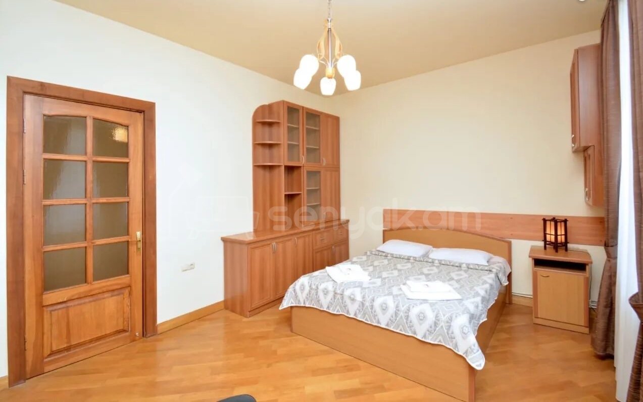 4 Սենյականոց Բնակարան Քարե Շենքում, 241քմ, 4/4 հարկ, Կապիտալ Վերանորոգված